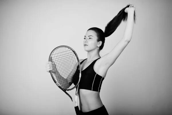 Retrato en blanco y negro de una hermosa joven jugadora en spor — Foto de Stock