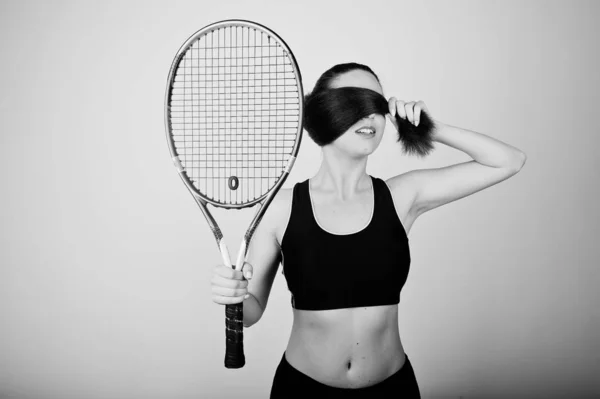 Retrato en blanco y negro de una hermosa joven jugadora en spor — Foto de Stock