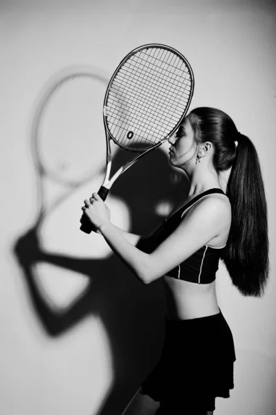 Retrato en blanco y negro de una hermosa joven jugadora en spor — Foto de Stock