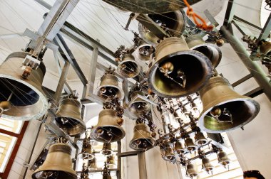 Kuledeki metal ortodoks kilise çanlarının yakından görünümü.