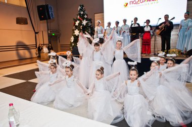 Kiev, Ukrayna - 1 Eylül 2019: Beyaz dre çocuk melekleri