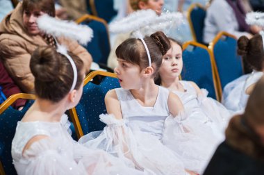 Kiev, Ukrayna - 1 Eylül 2019: Beyaz dre çocuk melekleri