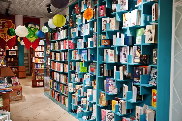 Киев, Украина - 1 сентября 2019 года: Новая современная библиотека с книгой — стоковое фото