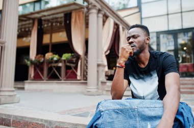 Genç çekici ciddi afro-amerikan erkek modeli. Modern el