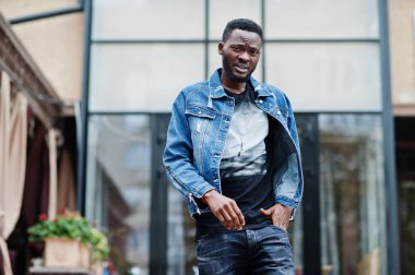 Genç çekici ciddi afro-amerikan erkek modeli. Modern el