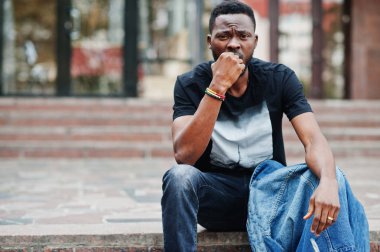 Genç çekici ciddi afro-amerikan erkek modeli. Modern el