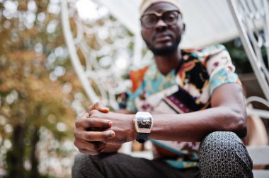 Zengin Afrikalı-Amerikalı adamın elinde kraliyet saatler yakın.