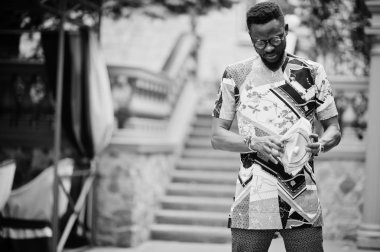 Yakışıklı afro amerikan adam geleneksel giysiler, kap ve giyiyor 