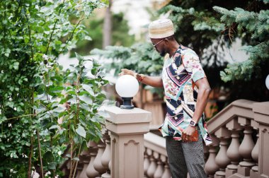 Yakışıklı afro amerikan adam geleneksel giysiler, kap ve giyiyor 