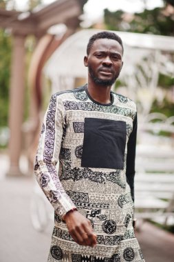 Yakışıklı afro amerikan adam modern geleneksel giysiler giyiyor