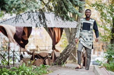 Yakışıklı afro amerikan adam modern geleneksel giysiler giyiyor