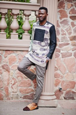 Yakışıklı afro amerikan adam modern geleneksel giysiler giyiyor