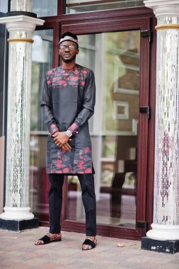 Yakışıklı afro amerikan adam geleneksel giysiler, kap ve giyiyor 