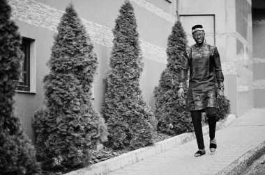 Yakışıklı afro amerikan adam geleneksel giysiler, kap ve giyiyor 