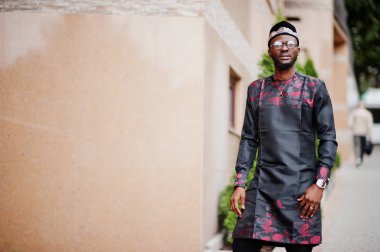 Yakışıklı afro amerikan adam geleneksel giysiler, kap ve giyiyor 