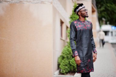 Yakışıklı afro amerikan adam geleneksel giysiler, kap ve giyiyor 