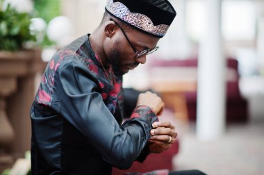 Yakışıklı afro amerikan adam geleneksel giysiler, kap ve giyiyor 