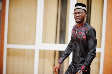 Yakışıklı afro amerikan adam geleneksel giysiler, kap ve giyiyor 