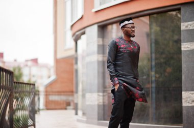 Yakışıklı afro amerikan adam geleneksel giysiler, kap ve giyiyor 