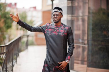 Yakışıklı afro amerikan adam geleneksel giysiler, kap ve giyiyor 