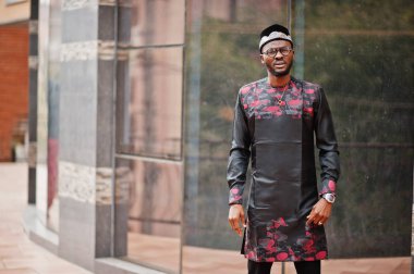 Yakışıklı afro amerikan adam geleneksel giysiler, kap ve giyiyor 