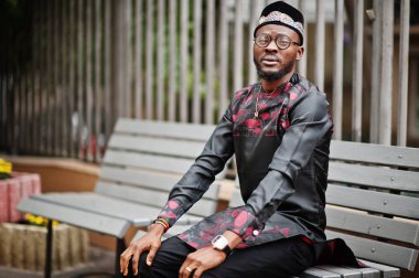 Yakışıklı afro amerikan adam geleneksel giysiler, kap ve giyiyor 