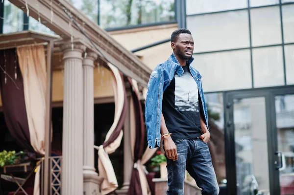 Jonge aantrekkelijke serieuze Afro-Amerikaanse man model. Moderne hand — Stockfoto