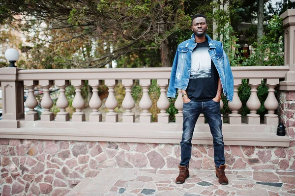 Jonge aantrekkelijke serieuze Afro-Amerikaanse man model. Moderne hand — Stockfoto