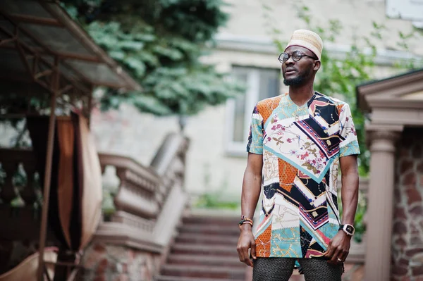 Knappe Afro Amerikaanse man dragen van traditionele kleding, GLB en — Stockfoto