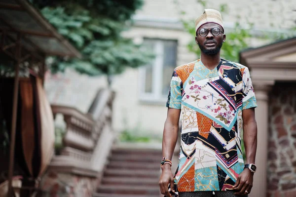 Bonito afro-americano vestindo roupas tradicionais, boné e — Fotografia de Stock