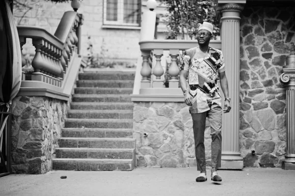 Bonito afro-americano vestindo roupas tradicionais, boné e — Fotografia de Stock