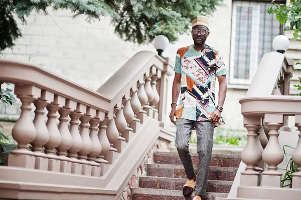 Knappe Afro Amerikaanse man dragen van traditionele kleding, GLB en — Stockfoto