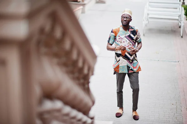 Csinos afro-amerikai ember visel hagyományos ruhákat, sapkát és — Stock Fotó