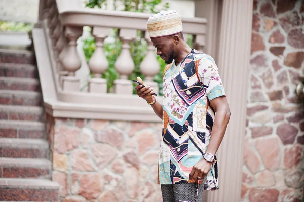 Yakışıklı afro amerikan adam geleneksel giysiler, kap ve giyiyor — Stok fotoğraf
