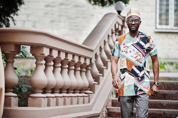 Hombre afroamericano guapo con ropa tradicional, gorra y — Foto de Stock