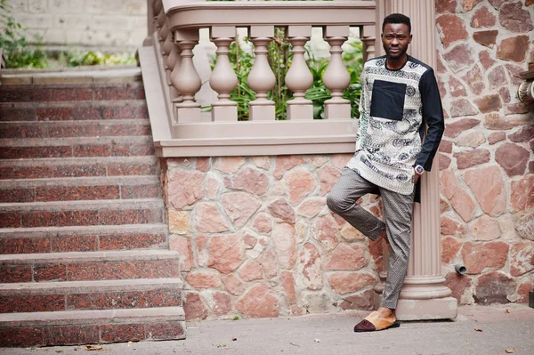 現代の伝統的な服を着てハンサムなアフロアメリカ人男性 — ストック写真