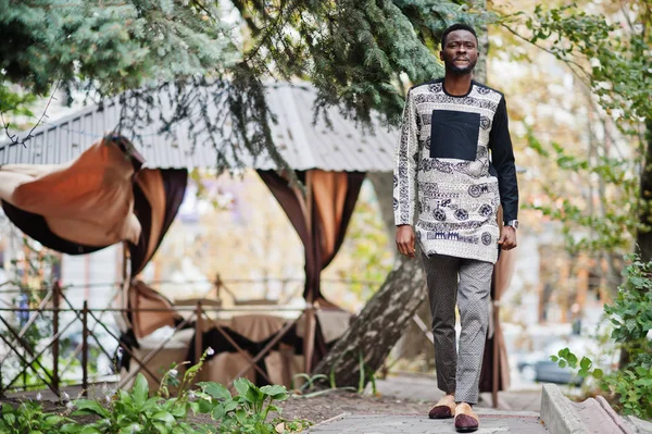 現代の伝統的な服を着てハンサムなアフロアメリカ人男性 — ストック写真