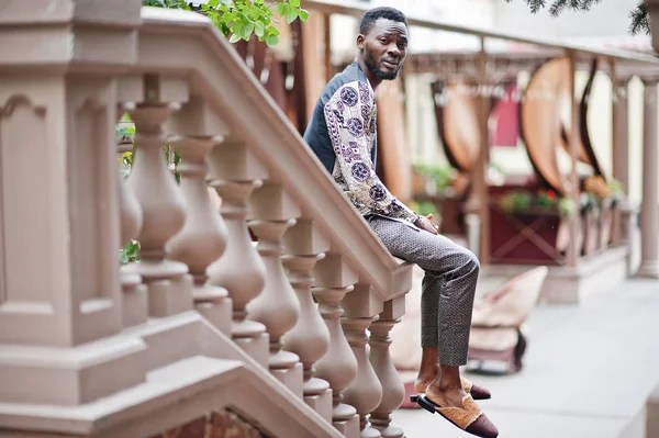 Knappe Afro Amerikaanse man draagt traditionele kleding in de moderne — Stockfoto