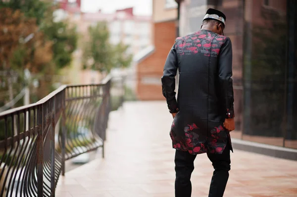 Tył przystojnego afro-amerykańskiego mężczyzny noszący tradycyjne ubrania, — Zdjęcie stockowe