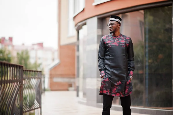 Knappe Afro Amerikaanse man dragen van traditionele kleding, GLB en — Stockfoto