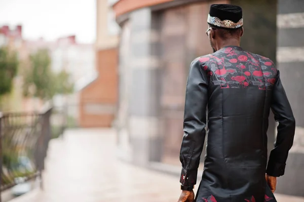 Costas de homem afro-americano bonito vestindo roupas tradicionais , — Fotografia de Stock