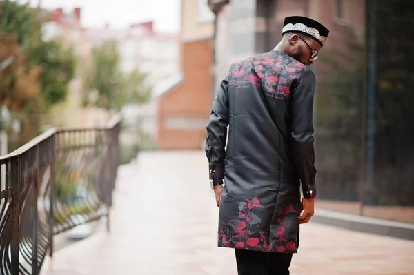 Arrière du beau afro-américain vêtu de vêtements traditionnels , — Photo