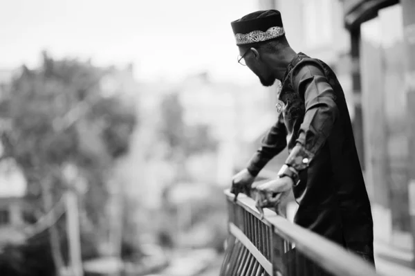 Beau afro-américain homme portant des vêtements traditionnels, casquette et — Photo