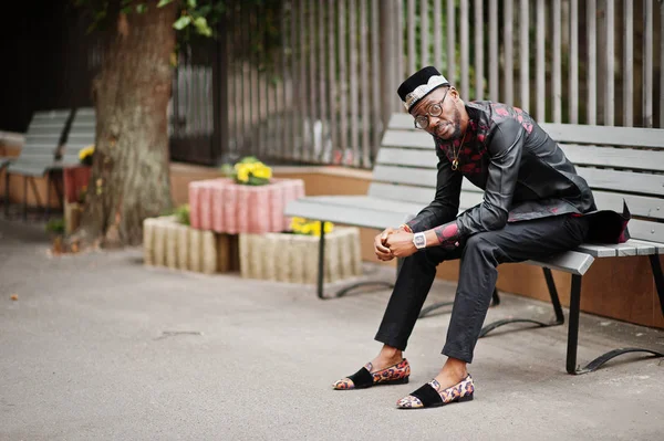 Bello afro americano che indossa abiti tradizionali, cappello e — Foto Stock