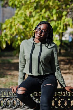 Gree giyen pozitif genç koyu tenli kadın Şehir portresi