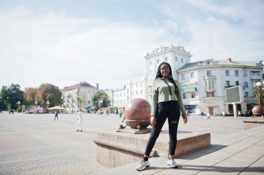 Gree giyen pozitif genç koyu tenli kadın Şehir portresi