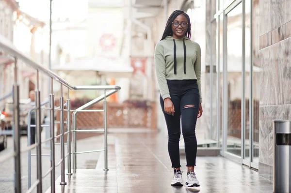 Retrato de la ciudad de una mujer de piel oscura joven y positiva vestida de gree — Foto de Stock