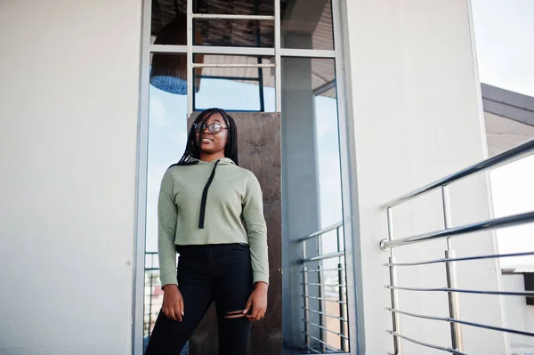 Retrato de la ciudad de una mujer de piel oscura joven y positiva vestida de gree — Foto de Stock