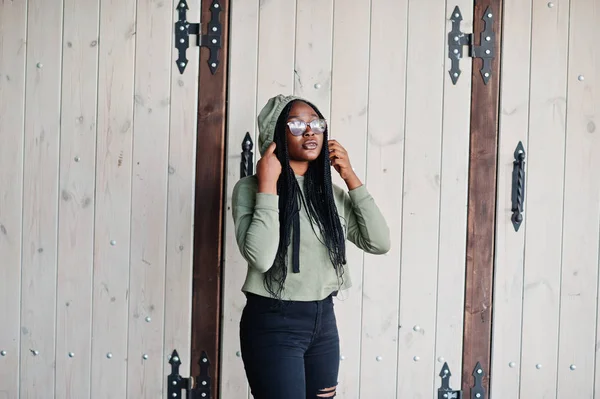 City porträtt av positiva unga mörkhyade kvinna bär Gree — Stockfoto