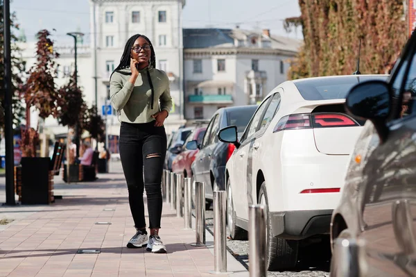 城市肖像积极年轻的黑皮肤女性穿着格力 — 图库照片
